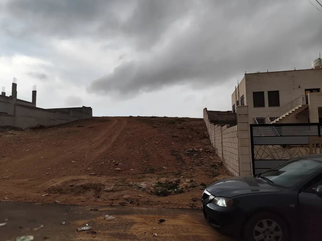 ارض مستقلة فاخرة في منطقة راقية بالزرقاء