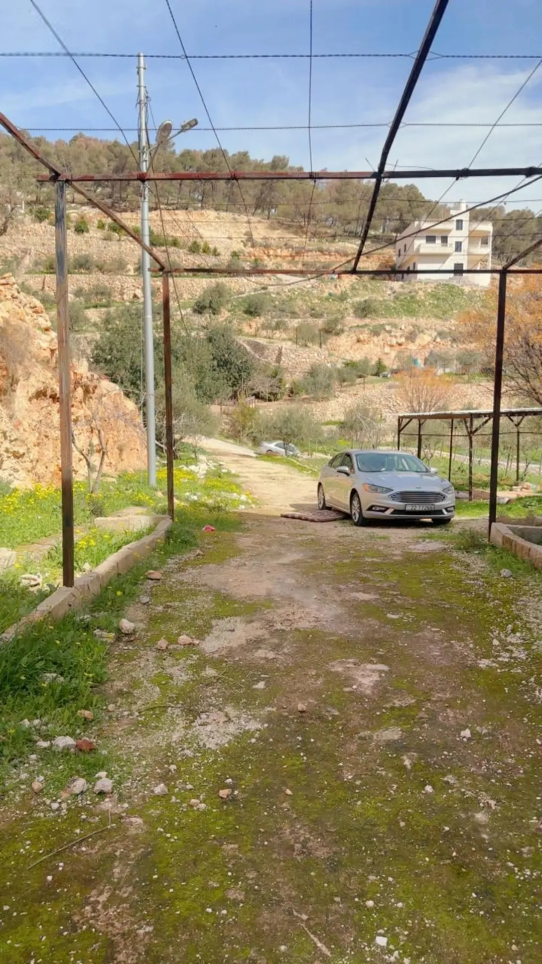 فرصة استثمارية مميزة: أرض مع بناء سكني للبيع في عين الباشا