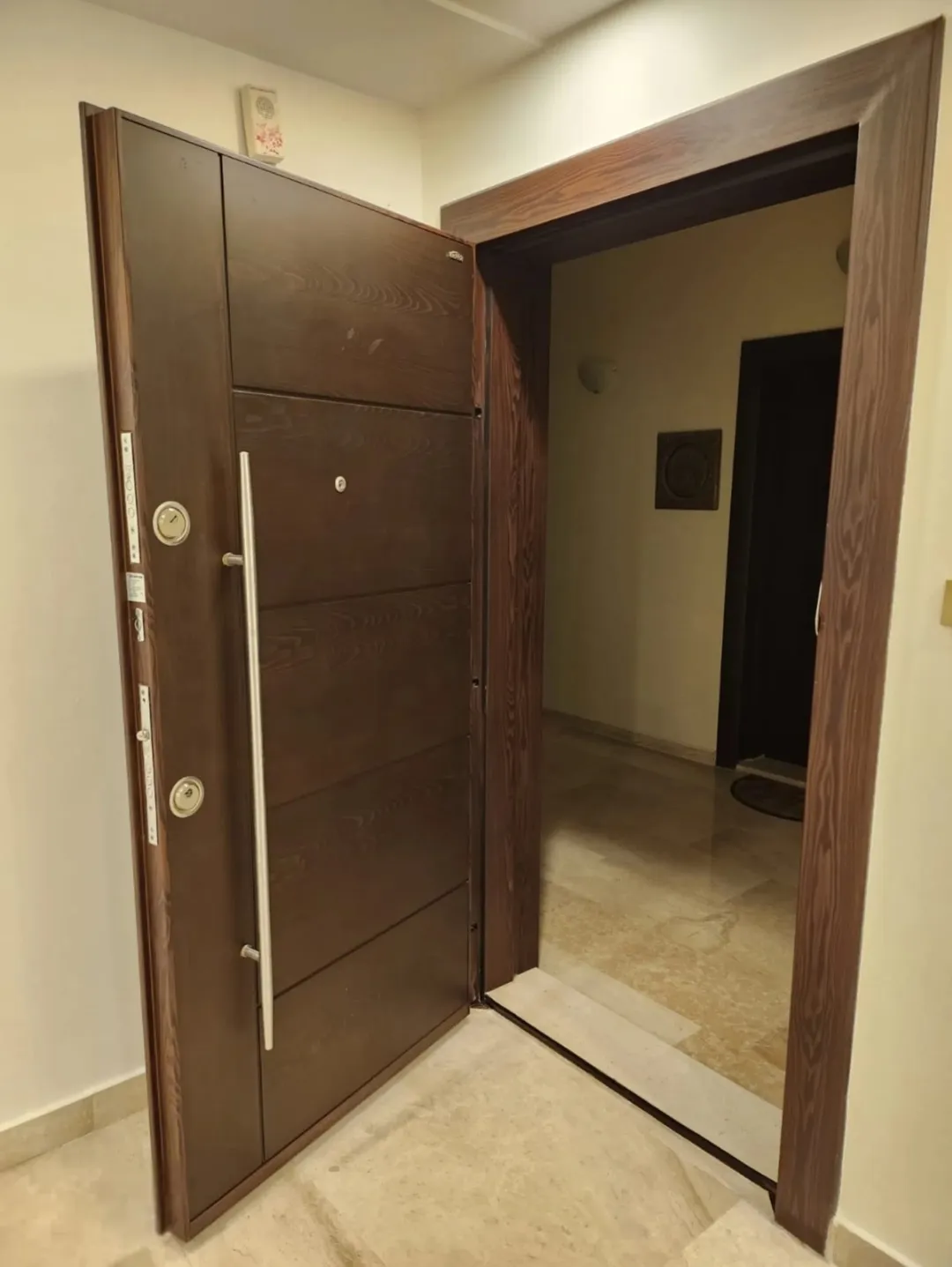 شقه دبل سوبر ديلوكس في دير غبار في حاله فوق الممتازه مؤثثه جزئي غير مستخدمه الا لفتره قصيره للبيع