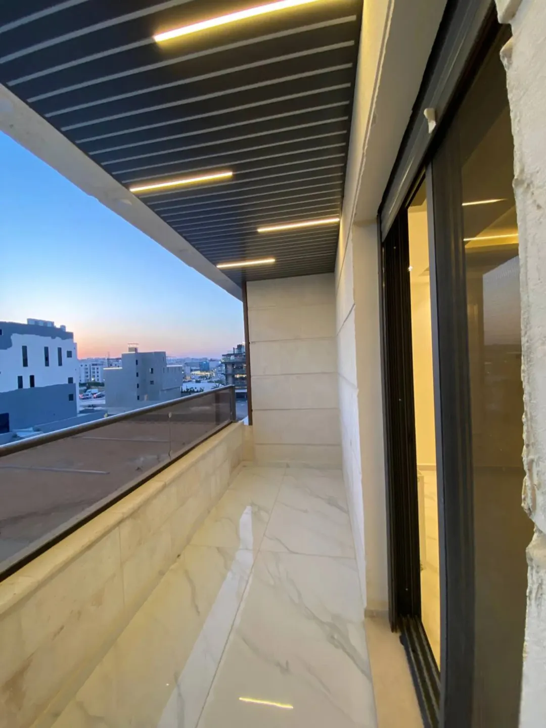 شقق سكنية فاخرة في موقع متميز بين الفلل