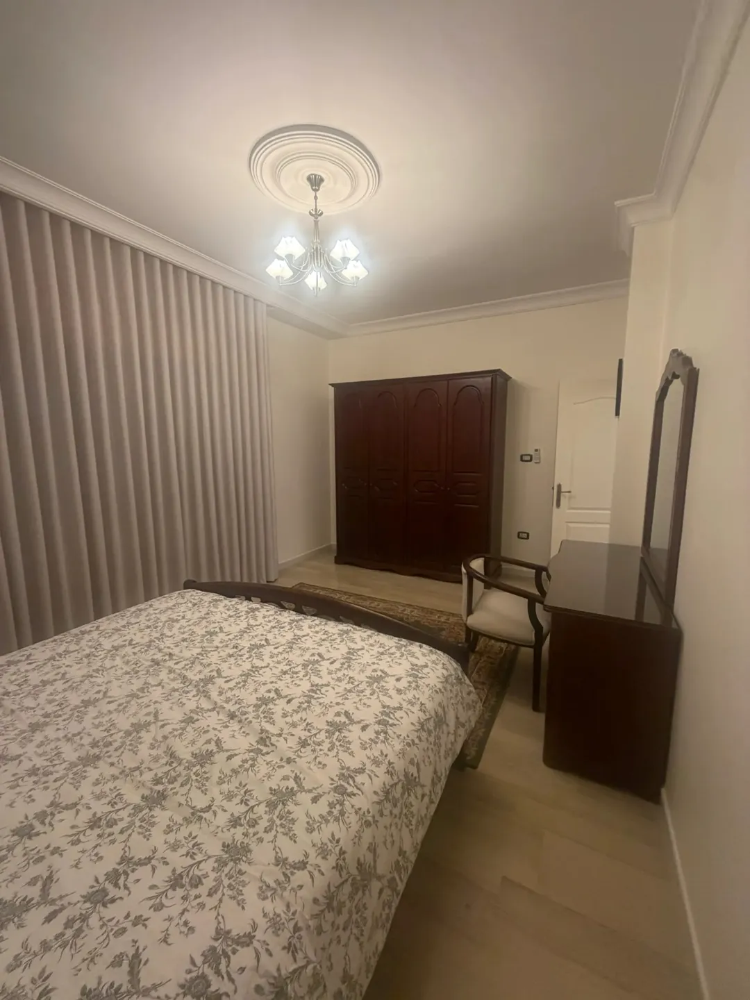 شقة مفروشة فاخرة للإيجار السنوي في أم أذينة، عمان