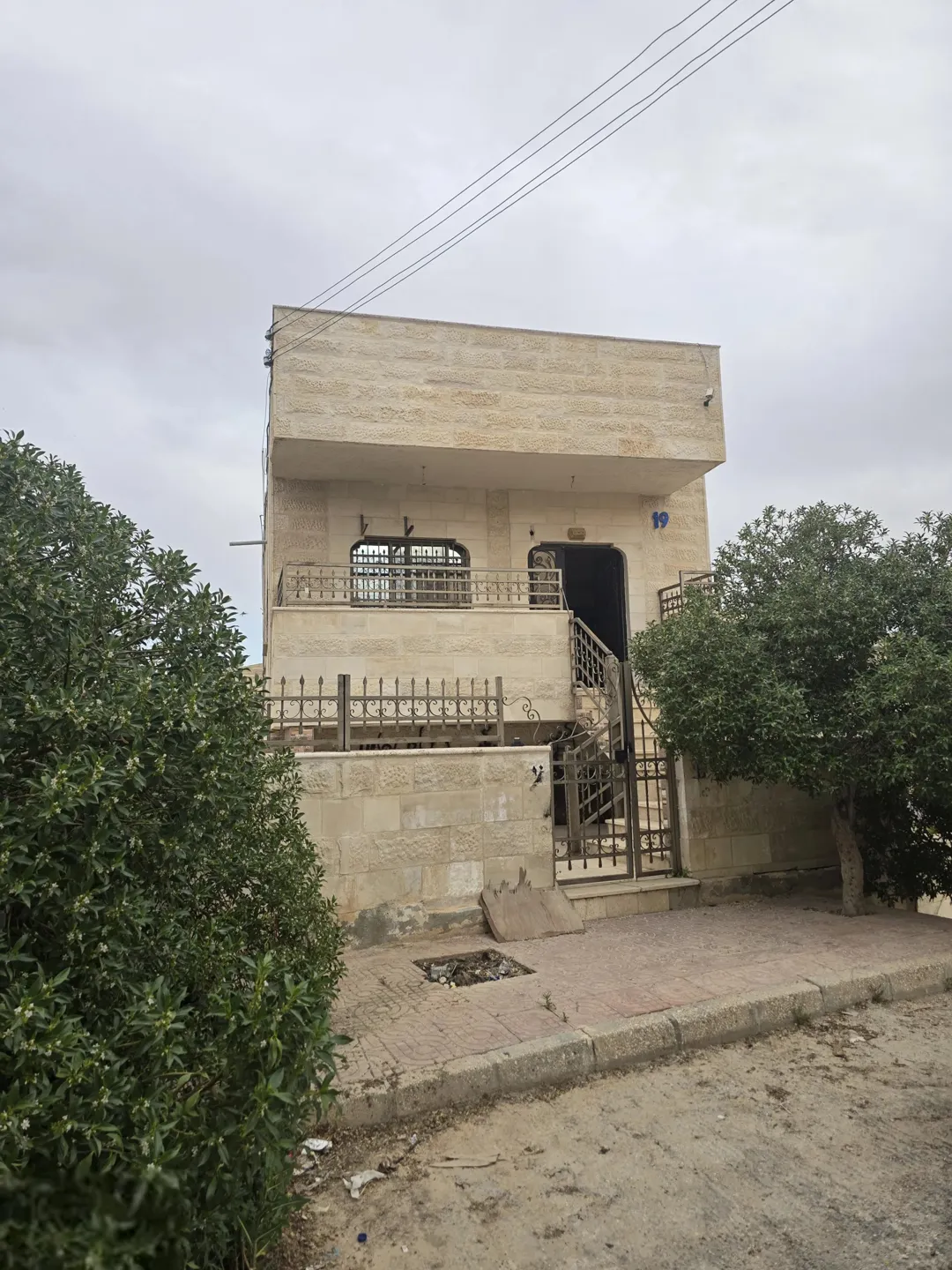 عمارة سكنية من 3 طوابق للبيع مقابل سجن ماركا