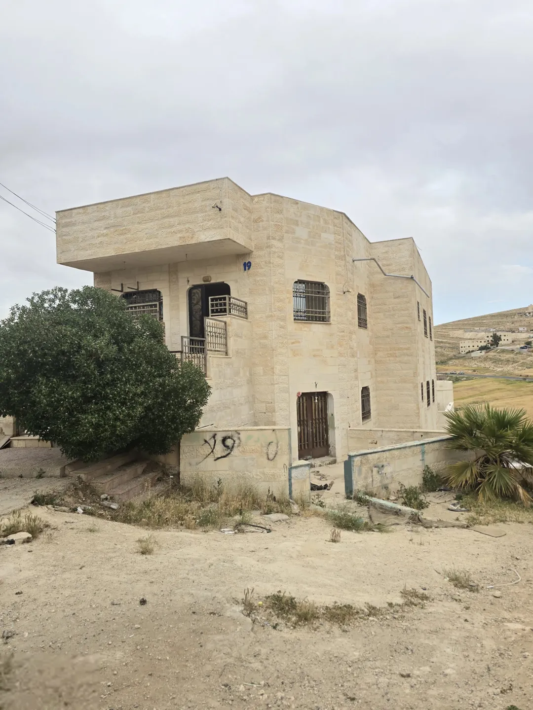عمارة سكنية من 3 طوابق للبيع مقابل سجن ماركا
