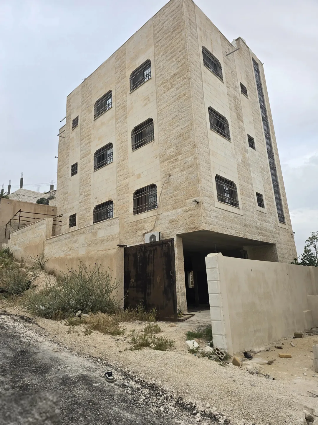 عمارة سكنية من 3 طوابق للبيع مقابل سجن ماركا