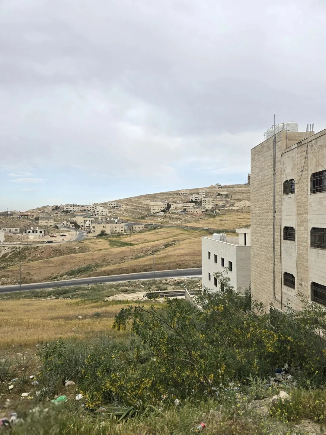 عمارة سكنية من 3 طوابق للبيع مقابل سجن ماركا