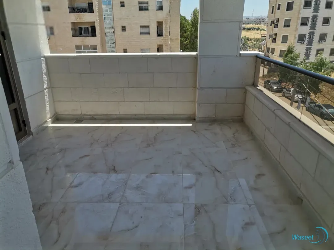 شقه ثالث فني مميزه 202م للبيع شرق اربد مول قراند مقابل بيت البن البرازيلي