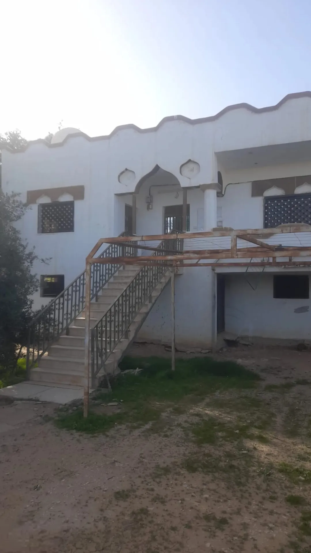 بيت ريفي ساحر على أرض مزرعة الزيتون المثمرة