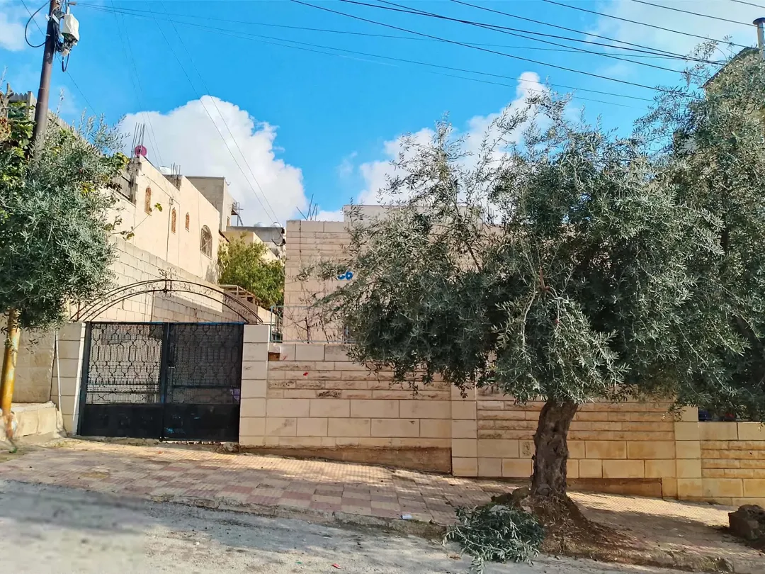 طابق واحد شقتين واجهه واحده حجرللتواصل بدون وصيت مع المالك مباشره خلف بن العميد شارع زهره المدائن