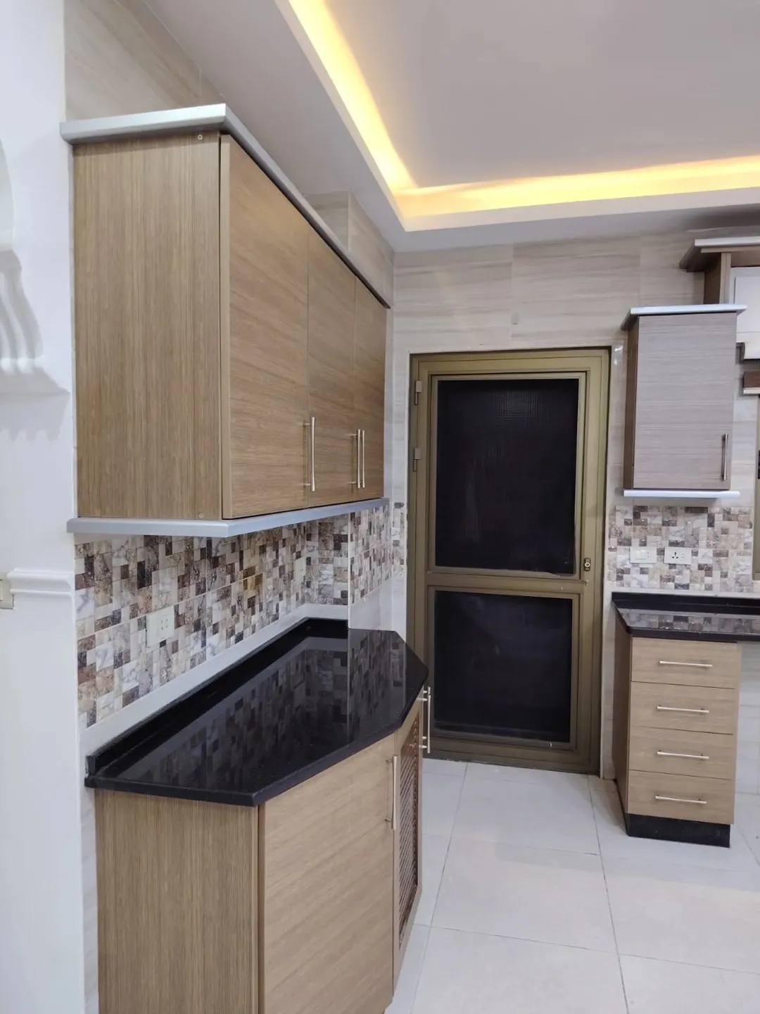 طريق المطار خلف المدارس العالميه مباشره