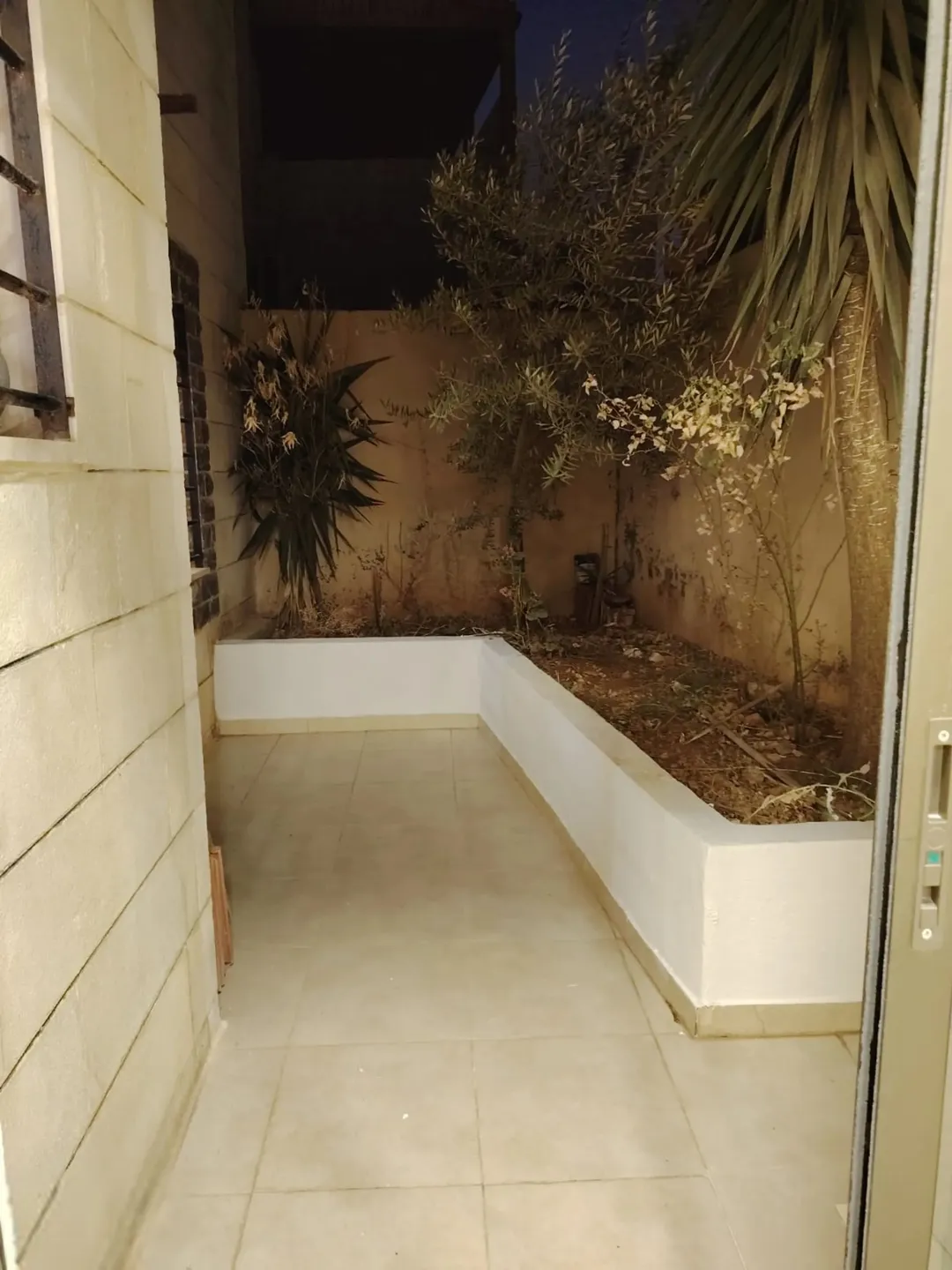 طريق المطار خلف المدارس العالميه مباشره