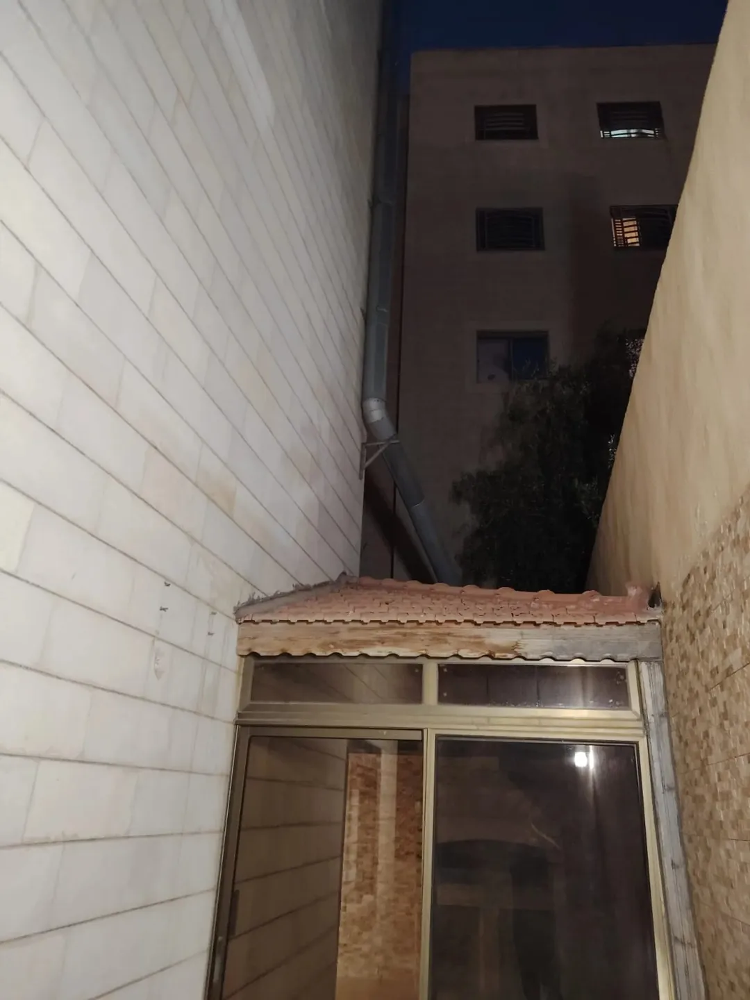 طريق المطار خلف المدارس العالميه مباشره