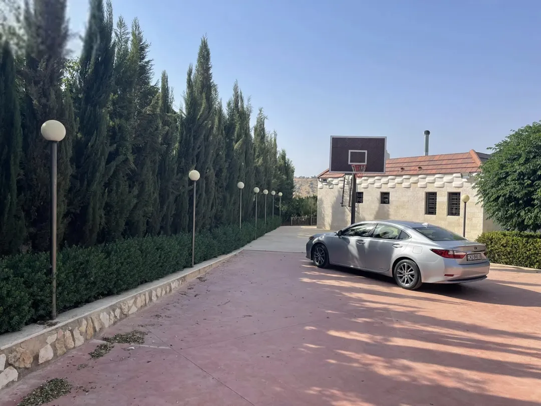 مزرعة و شاليه مميزة للبيع في منطقة الكمشة – الزرقاء