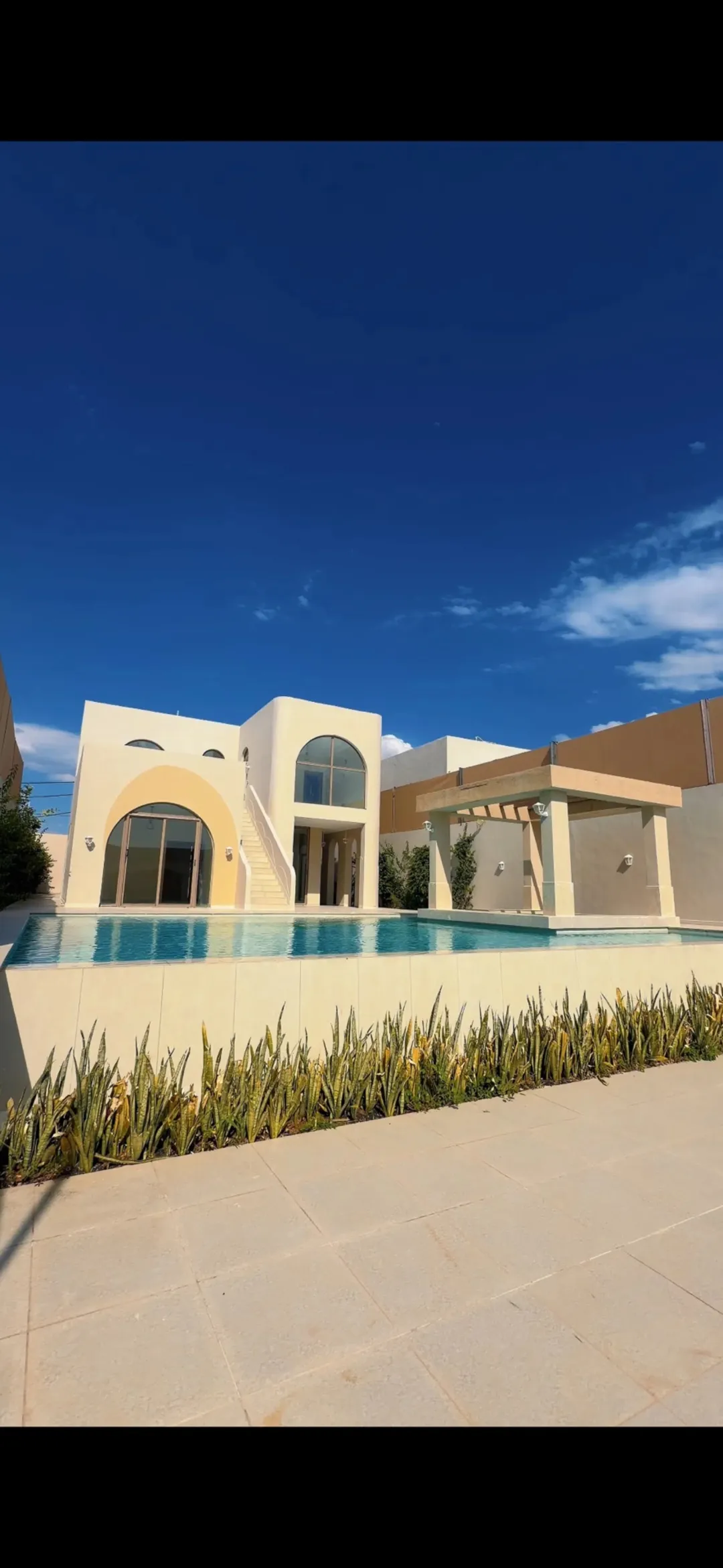 شاليه بوهيمي بتصميم يوناني فاخر للبيع في البحر الميت