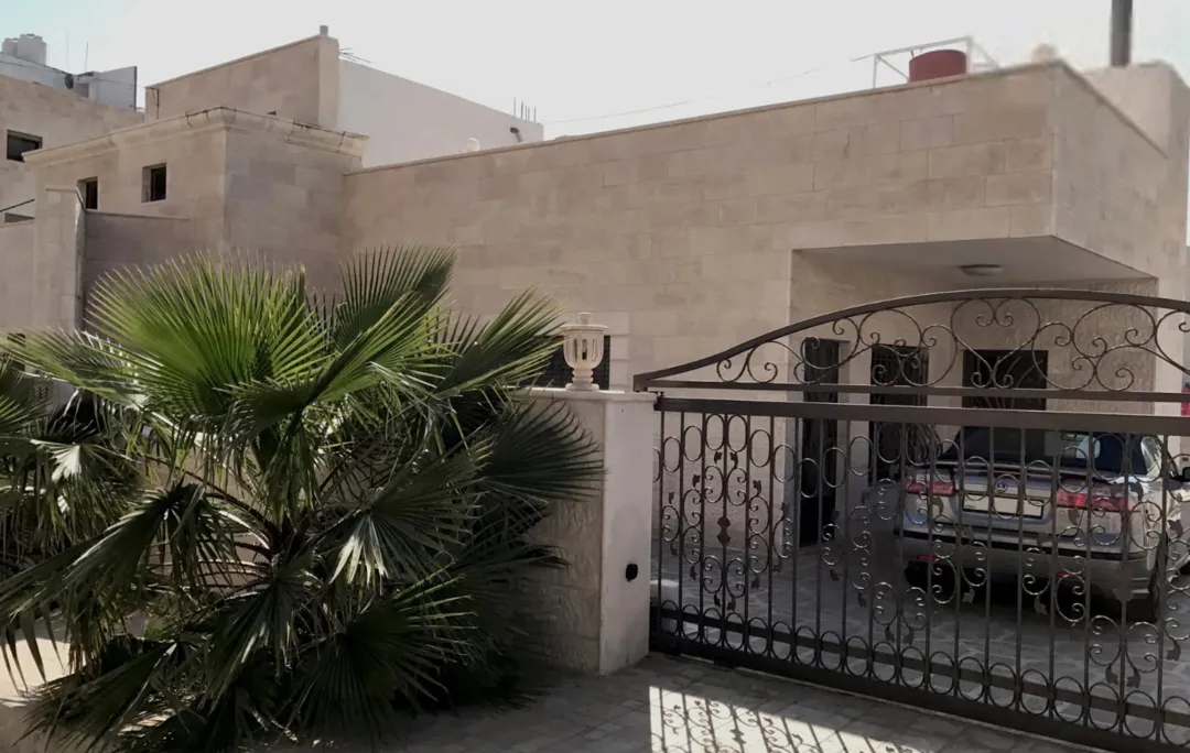 فيلا مكونة من طابقين كل طابق شقة مستقلة للبيع
