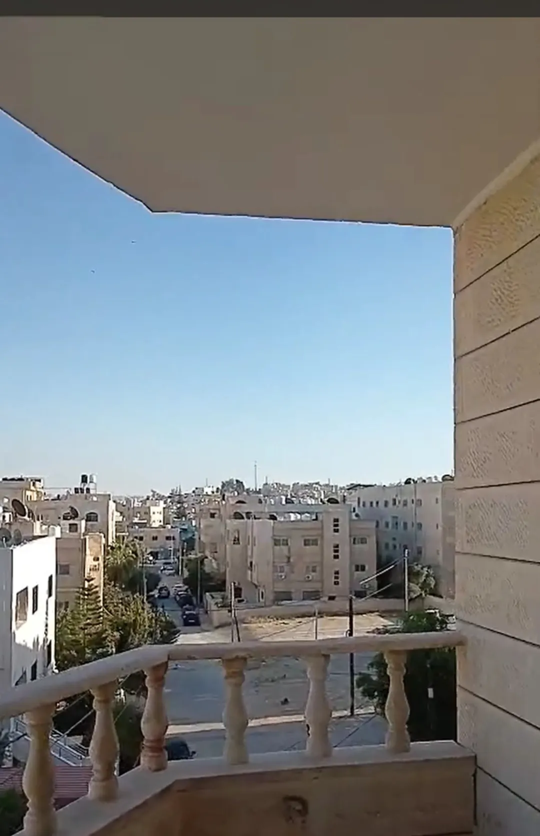 شقه للبيع في افضل مواقع الزرقاء الجديده خلف سلطة المياه مطلوب 35قابل للتفاوض للجادين