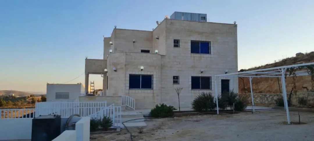 للبيع مزرعة فاخرة بإطلالة بانورامية في جرش – الأردن