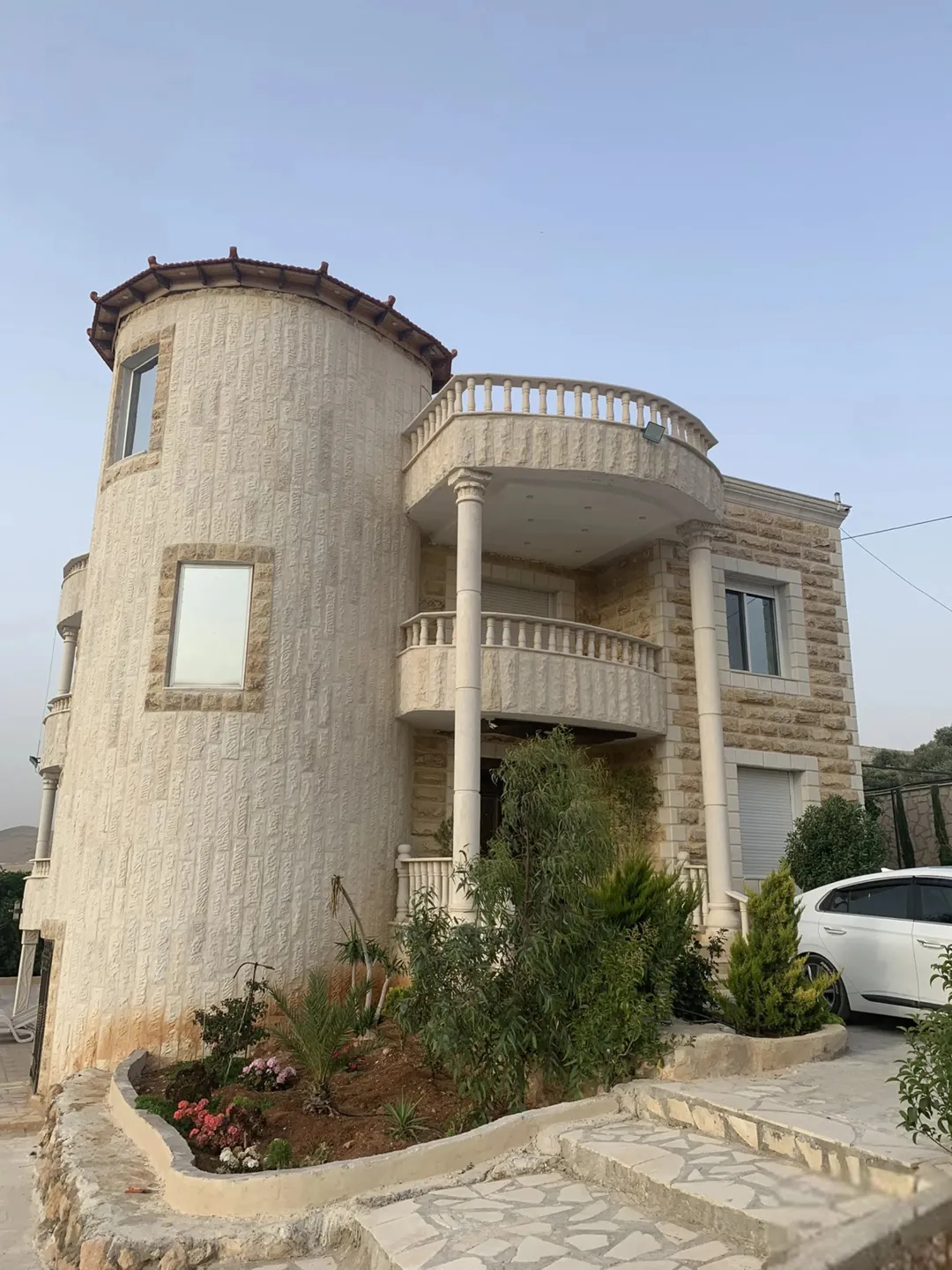مزرعة فاخرة مع فيلا للبيع في بيرين – صروت