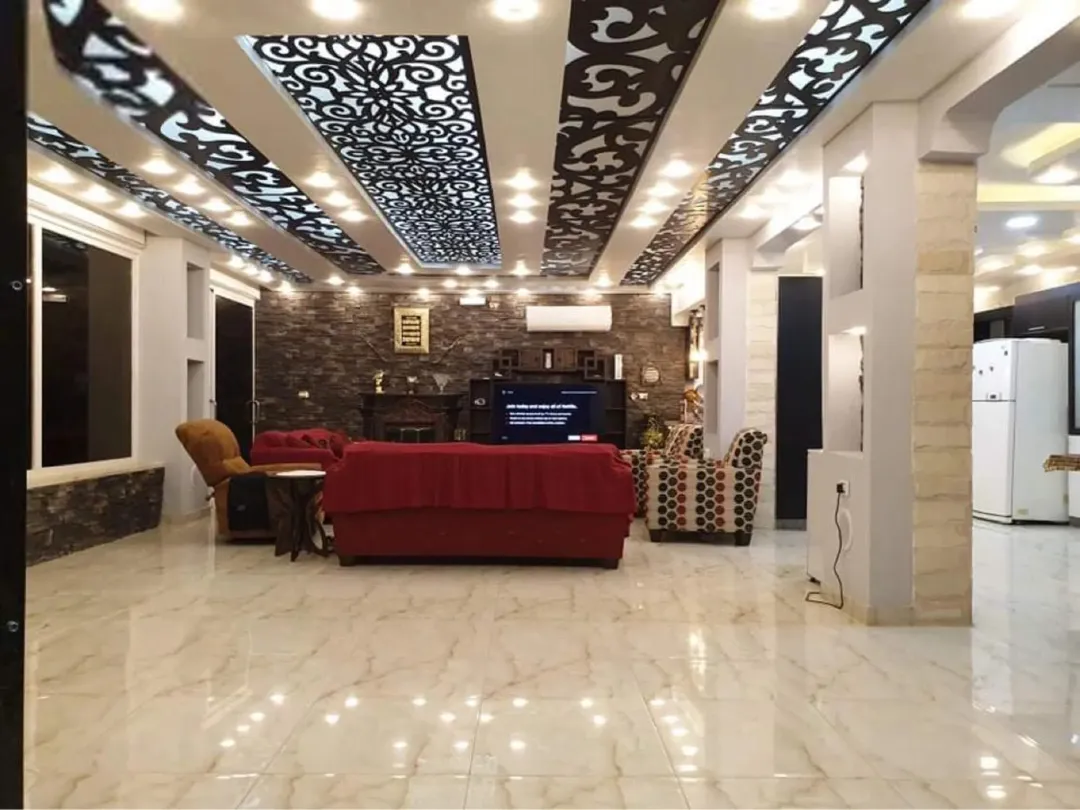 مزرعة فاخرة مع فيلا للبيع في بيرين – صروت