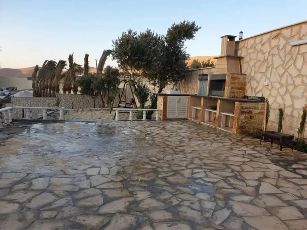 مزرعة فاخرة مع فيلا للبيع في بيرين – صروت