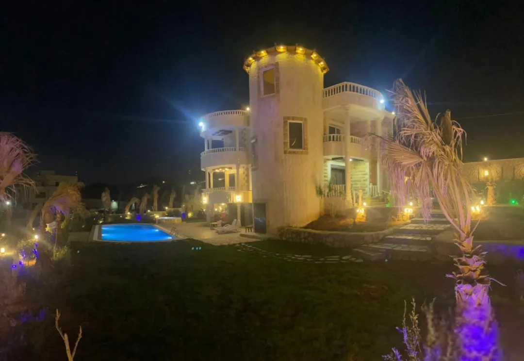 مزرعة فاخرة مع فيلا للبيع في بيرين – صروت