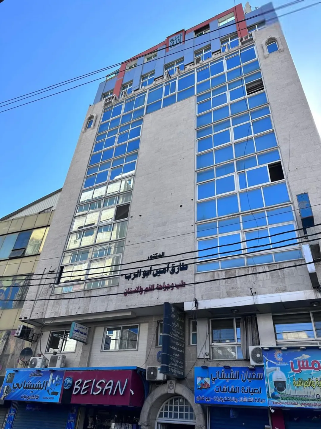 فرصة استثمارية مميزة: مجمع تجاري راقي في منطقة السوق بالزرقاء للبيع
