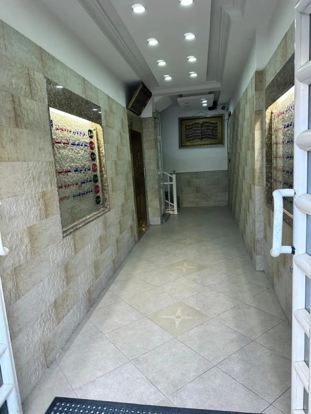 فرصة استثمارية مميزة: مجمع تجاري راقي في منطقة السوق بالزرقاء للبيع