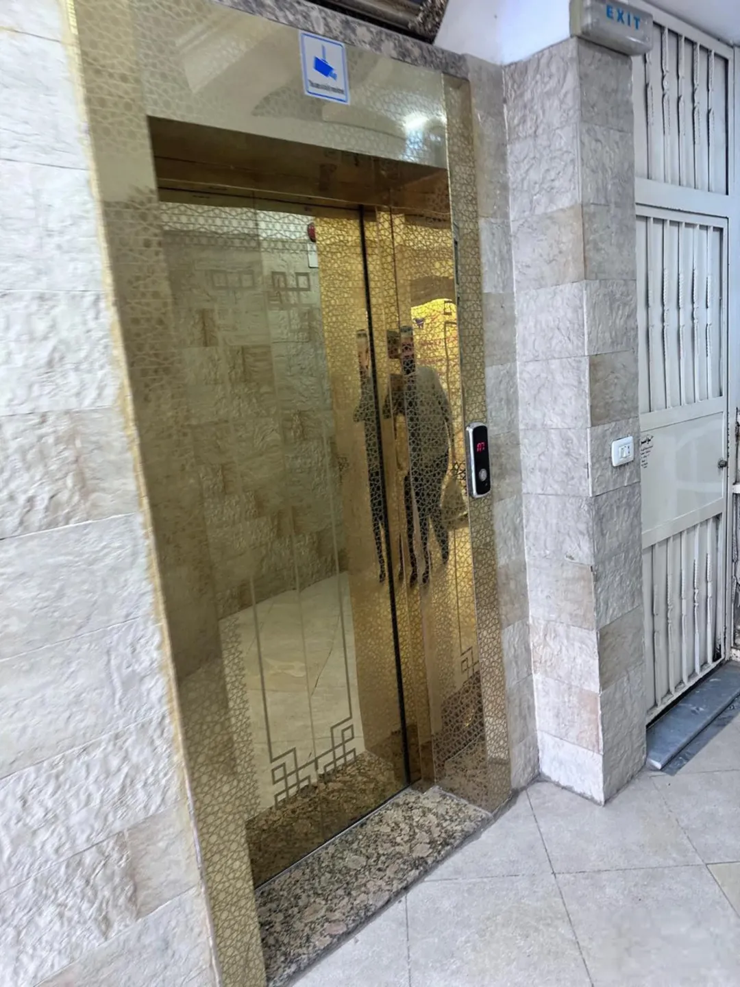 فرصة استثمارية مميزة: مجمع تجاري راقي في منطقة السوق بالزرقاء للبيع