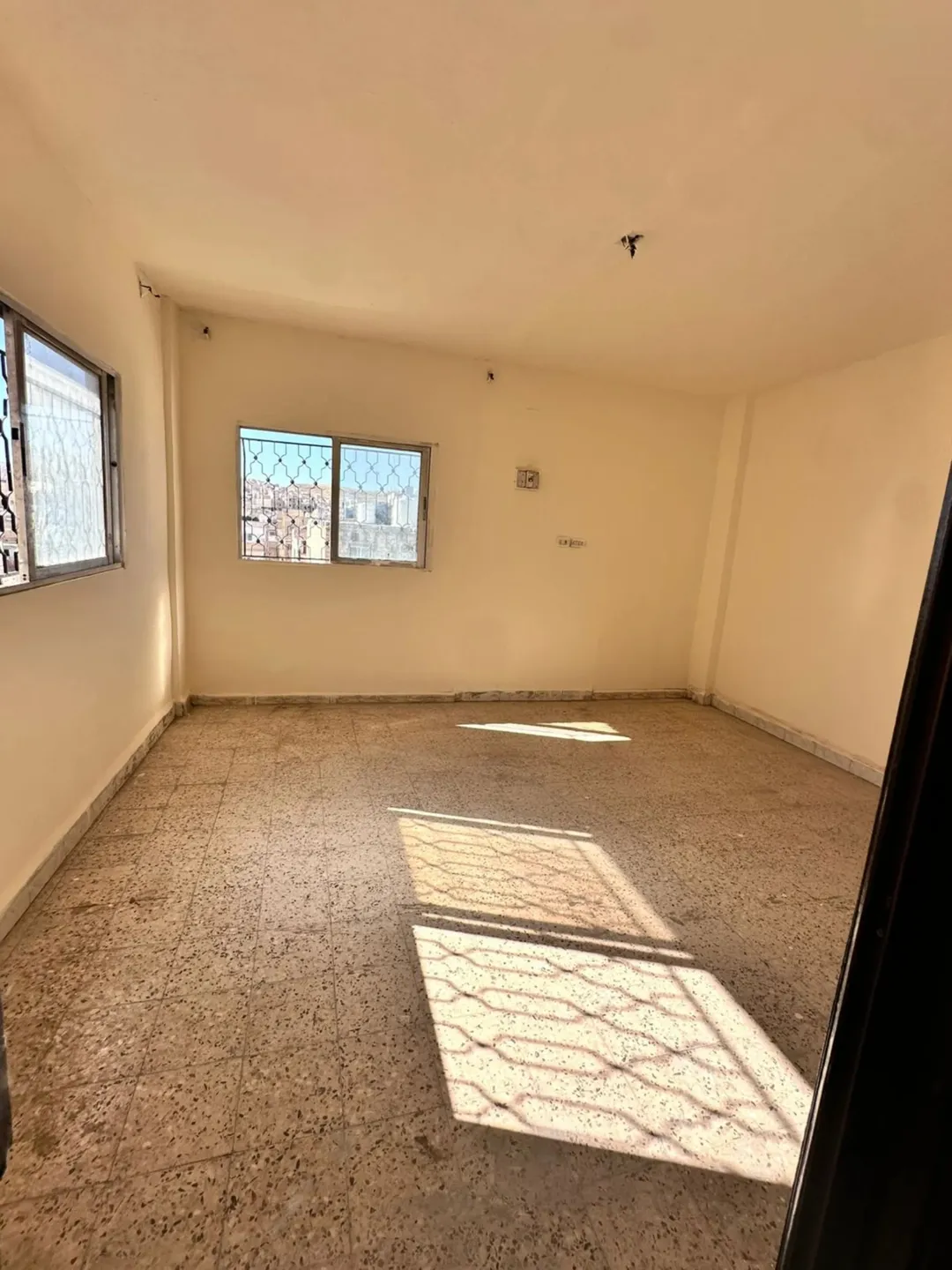 عمارة سكنية للبيع في الزرقاء – حي معصوم