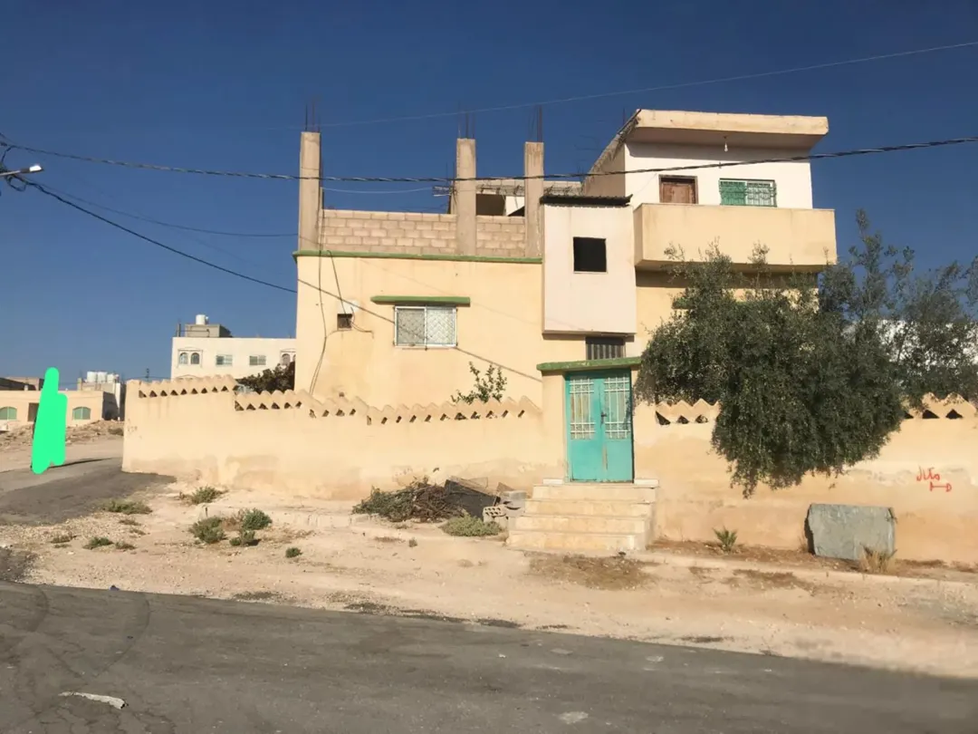 بيت طابقين للبيع في موقع متميز