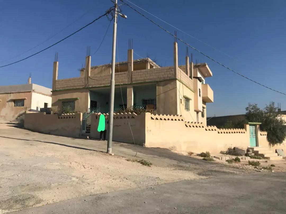 بيت طابقين للبيع في موقع متميز