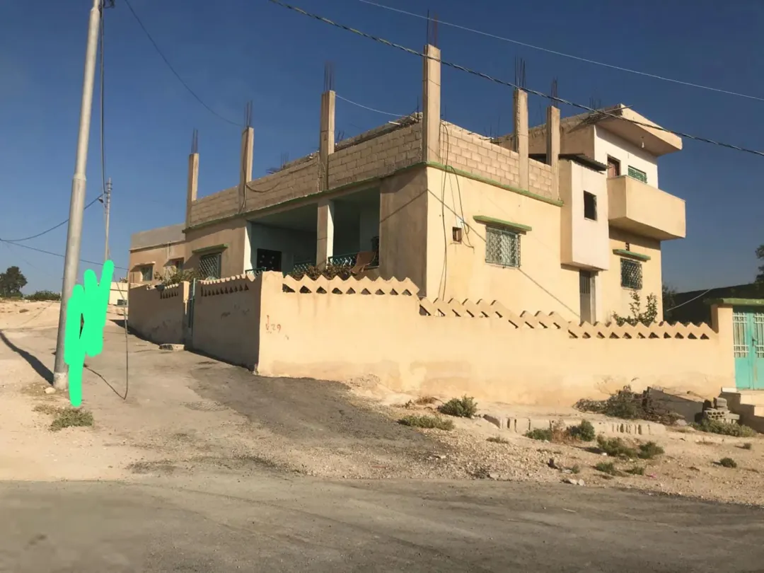 بيت طابقين للبيع في موقع متميز