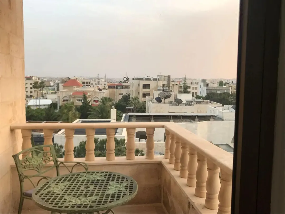 Furnished 2-bedroom apartment for annual rent — between Abdoun & Sweifieh — صورة 3
