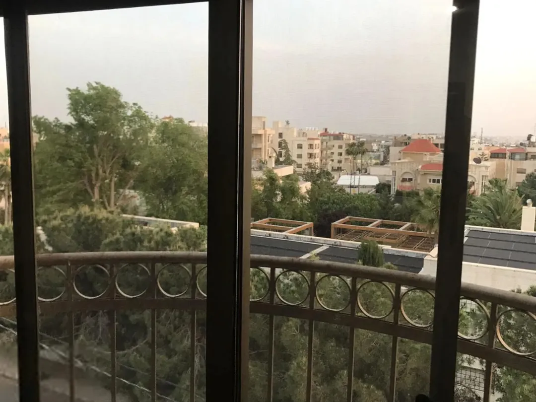 Furnished 2-bedroom apartment for annual rent — between Abdoun & Sweifieh — صورة 2