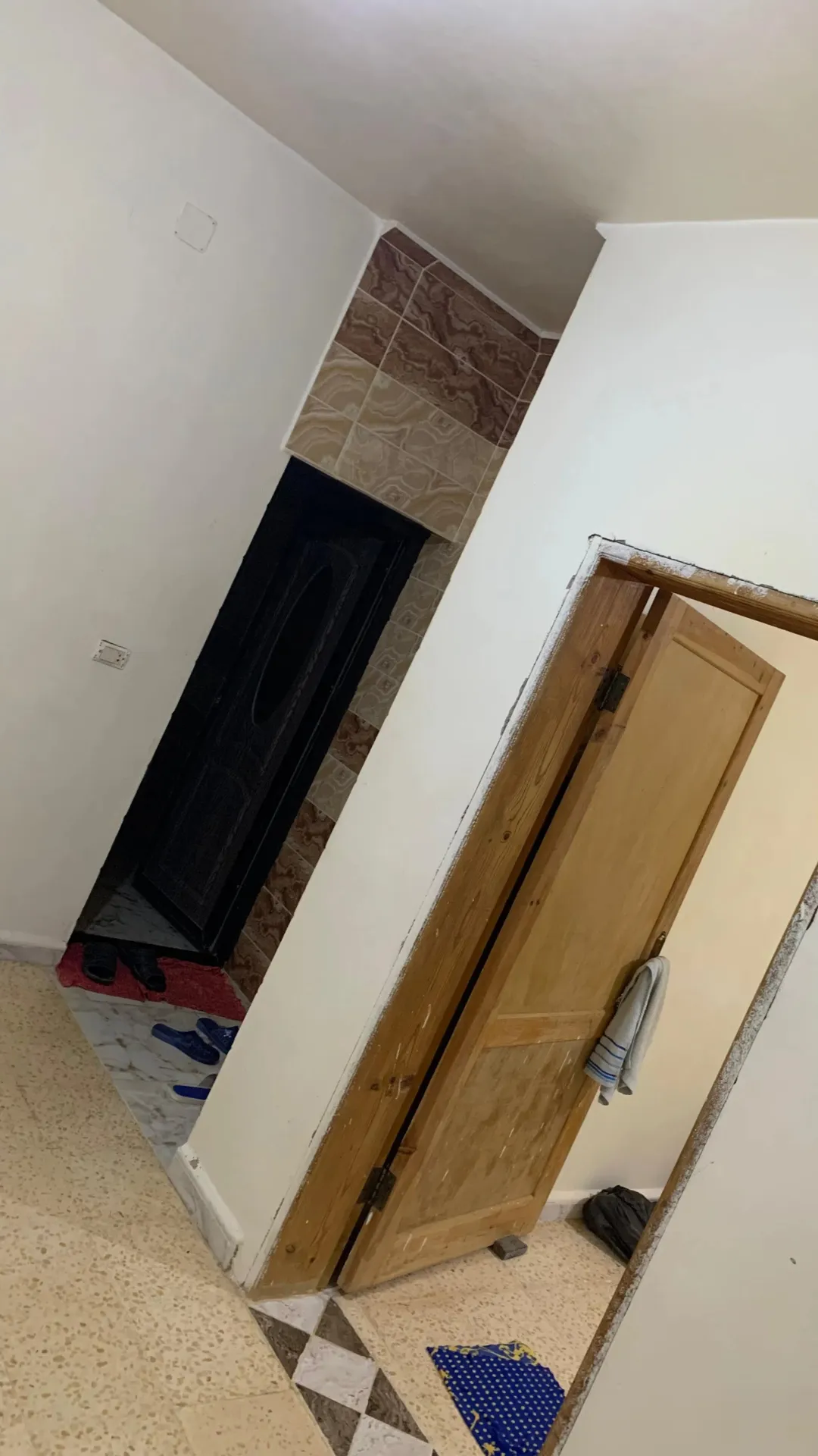 الوصف بيت مستقل للبيع الموقع: المفرق- روضة الأميرة بسمة تفاصيل العقار على شارعين( امامي وخلفي)