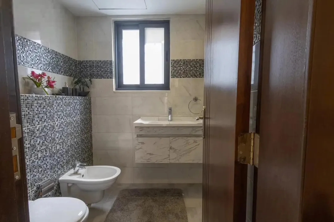 شقة فاخرة شبه أرضية مفروشة للإيجار السنوي في عبدون الشمالي