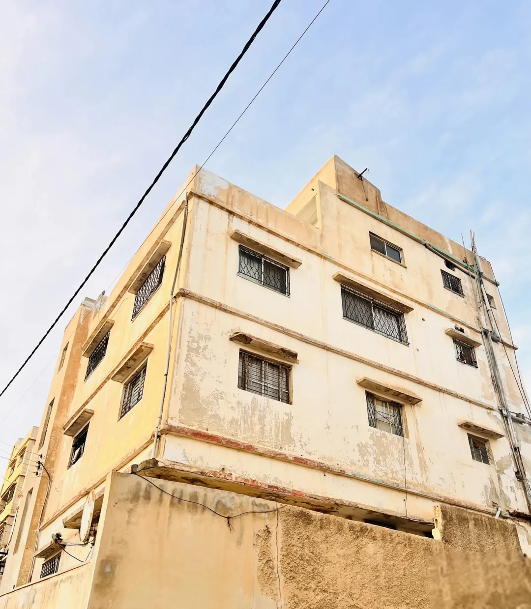 عماره ثلاث طوابق +روف للبيع بسعر مغري السعر قابل للتفاوض الزرقاء حي الحسين موقع جميل ومطل