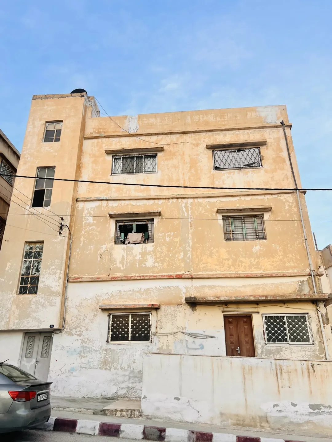 عماره ثلاث طوابق +روف للبيع بسعر مغري السعر قابل للتفاوض الزرقاء حي الحسين موقع جميل ومطل