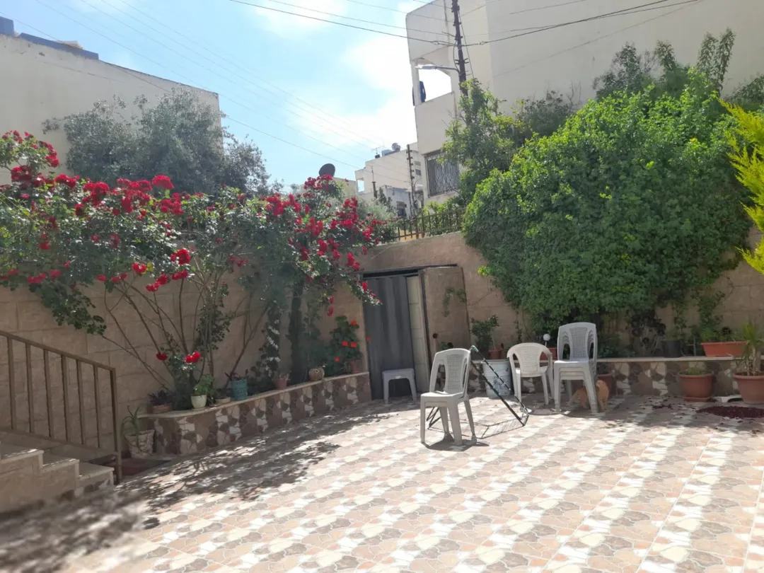 بيت مستقل طابقين مُجدد بالكامل في اسكان ابو نصير