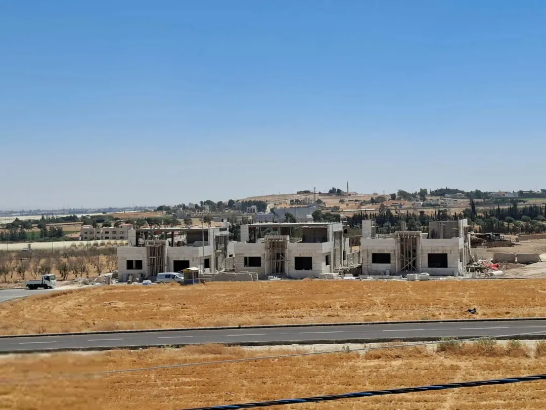 فيلا فاخرة للبيع في منطقة اللبن جنوب عمان بالقرب من جامعة الشرق الأوسط