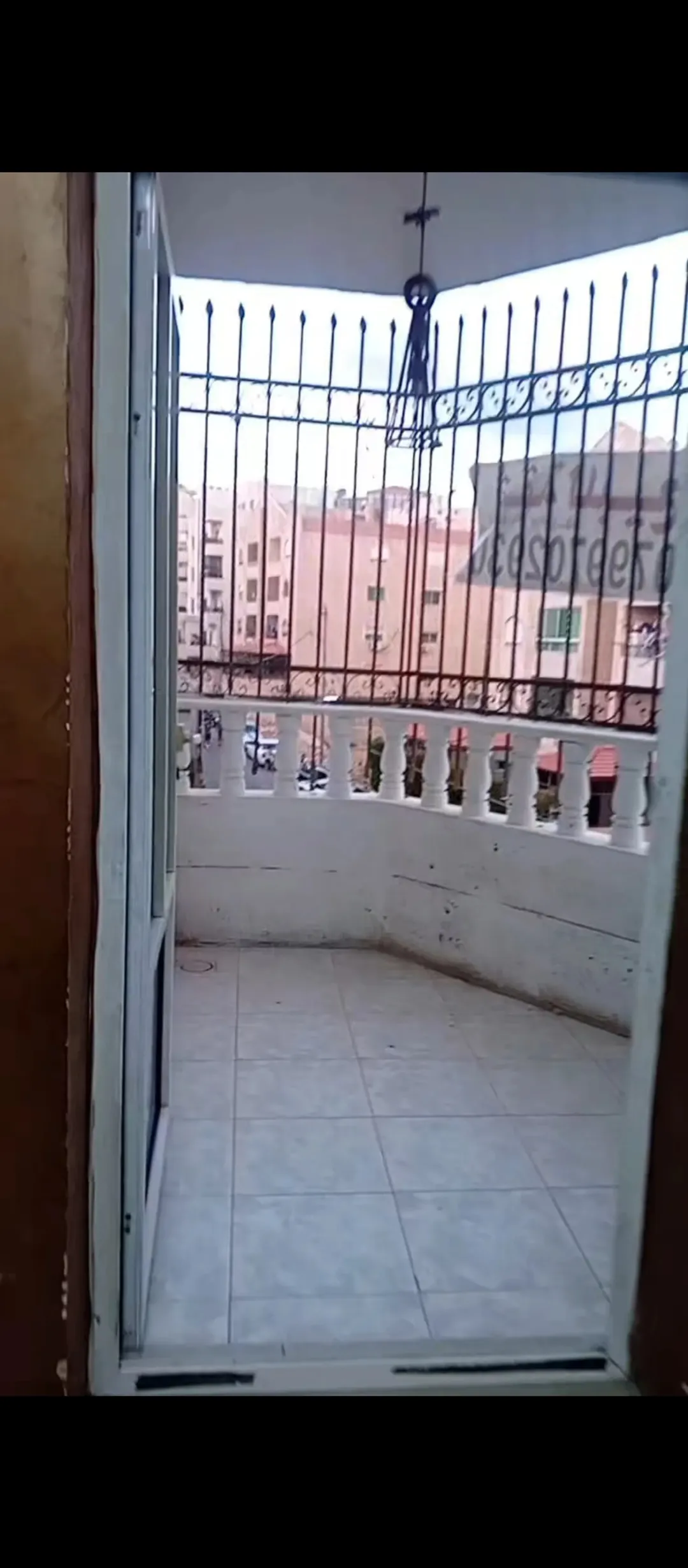 شقه للبيع بسعر مغري في اجمل مناطق في ضاحيه الاقصى بجانب جميع الخدمات 53000 .