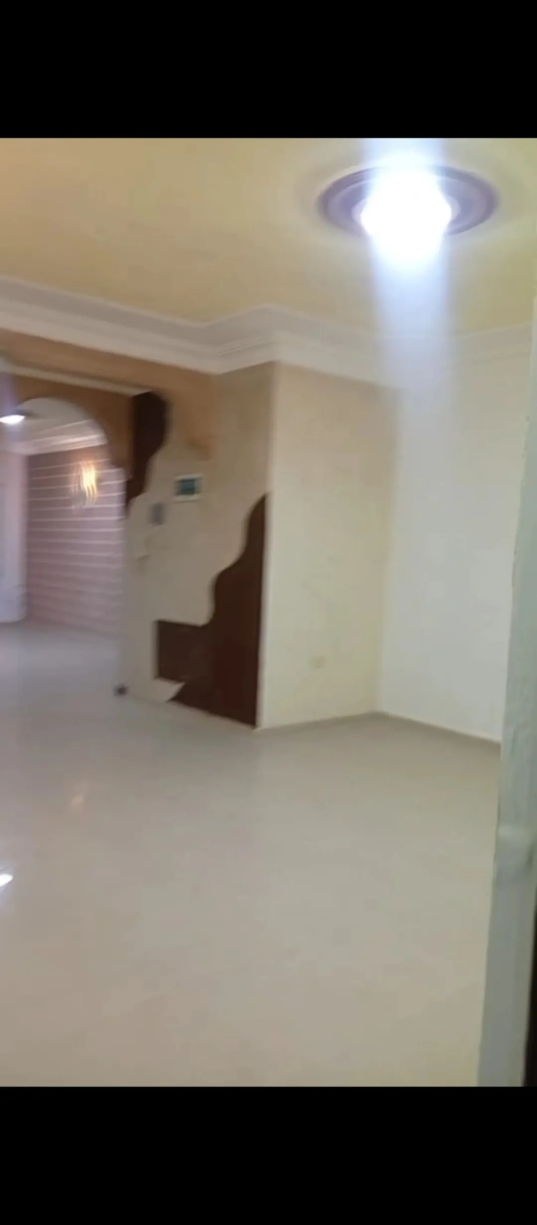 شقه للبيع بسعر مغري في اجمل مناطق في ضاحيه الاقصى بجانب جميع الخدمات 53000 .