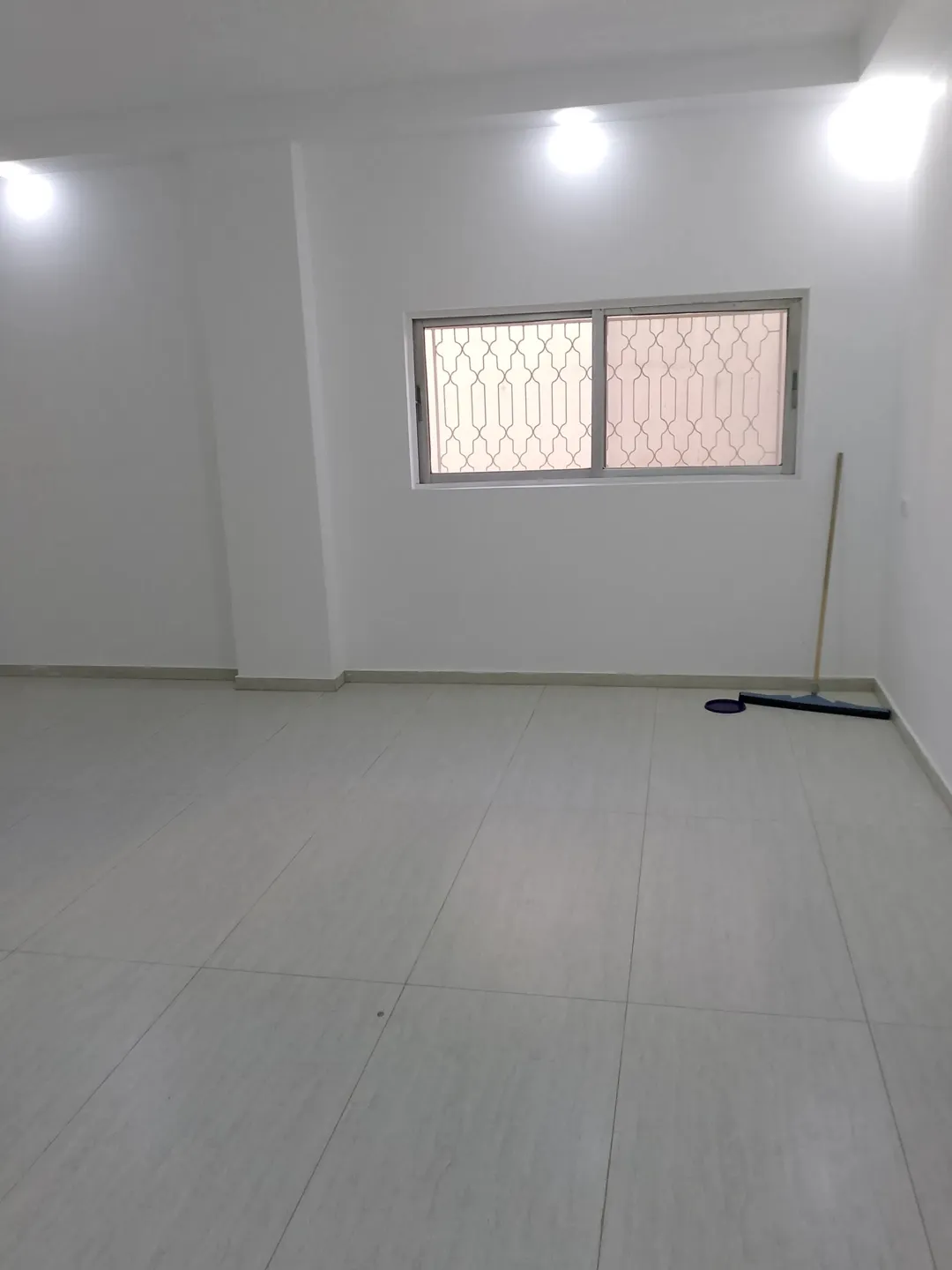شقة طابق أرضي للبيع في الزرقاء الجديدة خلف شارع 26