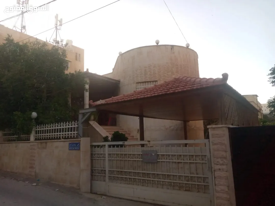 سطح 260م للبيع مع فرصة استثمار 3 طوابق وروف – جاهز للبناء – الزرقاء الجديدة
