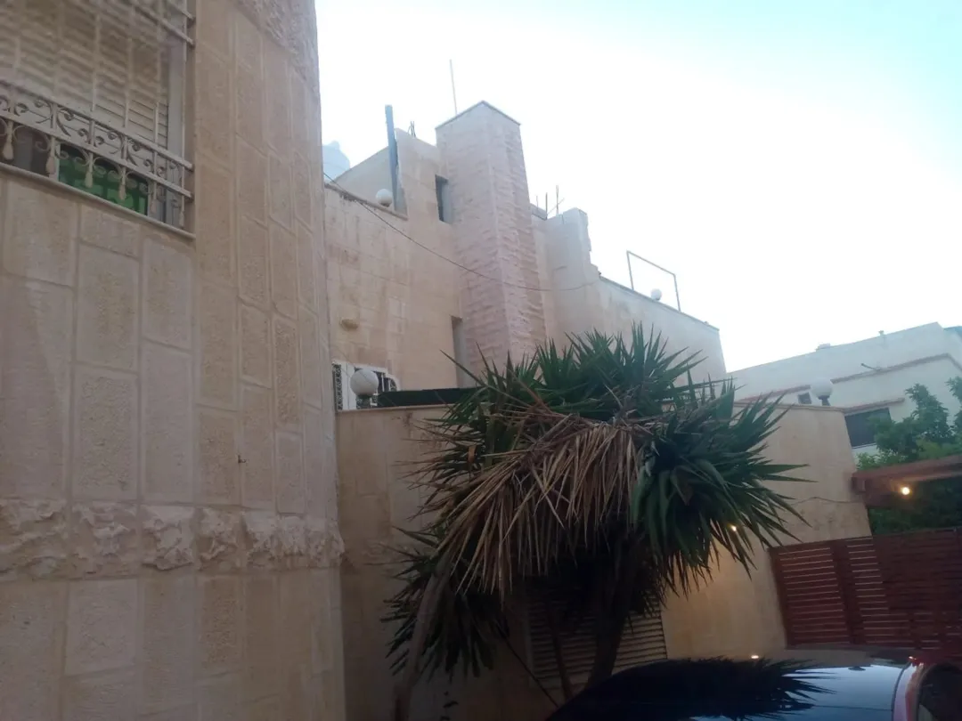 سطح 260م للبيع مع فرصة استثمار 3 طوابق وروف – جاهز للبناء – الزرقاء الجديدة