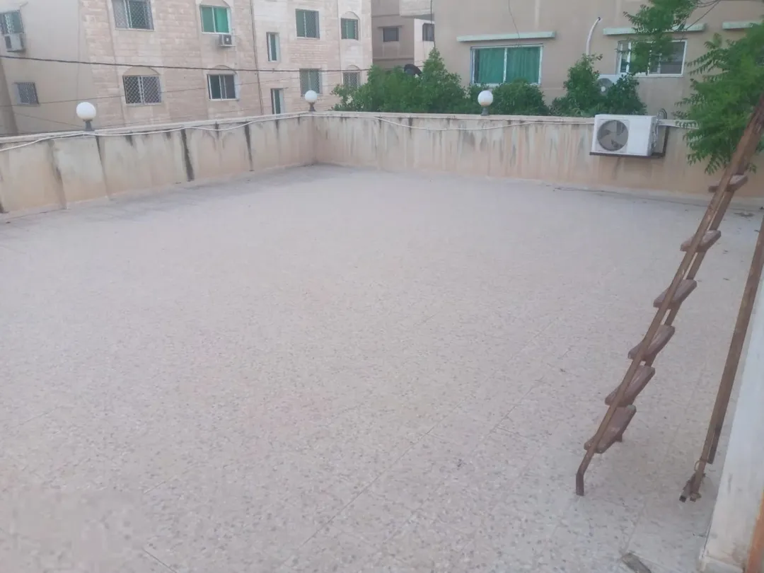 سطح 260م للبيع مع فرصة استثمار 3 طوابق وروف – جاهز للبناء – الزرقاء الجديدة