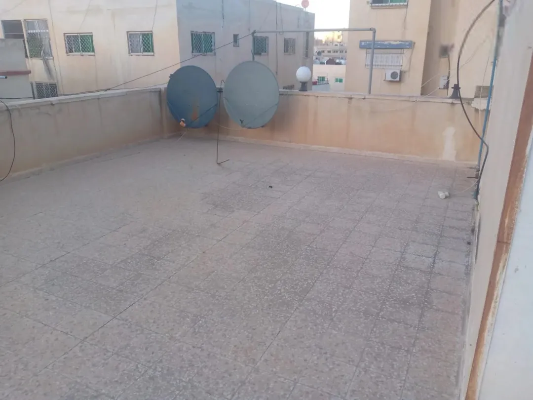 سطح 260م للبيع مع فرصة استثمار 3 طوابق وروف – جاهز للبناء – الزرقاء الجديدة
