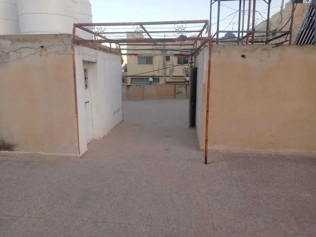 سطح 260م للبيع مع فرصة استثمار 3 طوابق وروف – جاهز للبناء – الزرقاء الجديدة