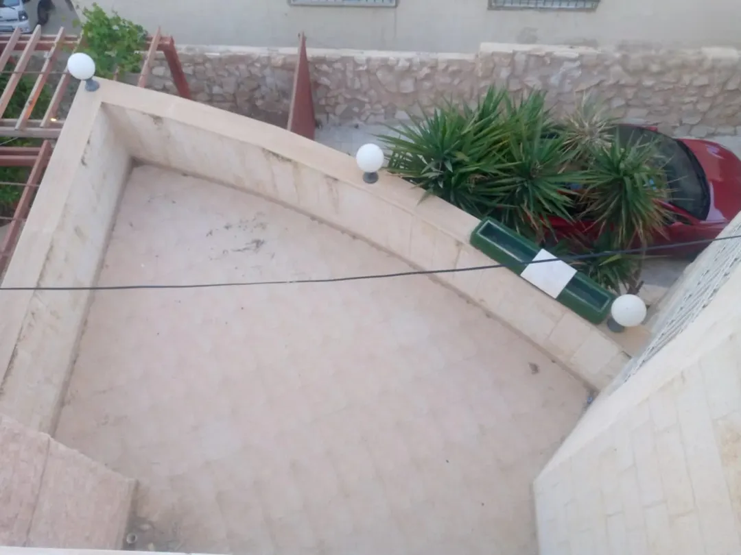 سطح 260م للبيع مع فرصة استثمار 3 طوابق وروف – جاهز للبناء – الزرقاء الجديدة