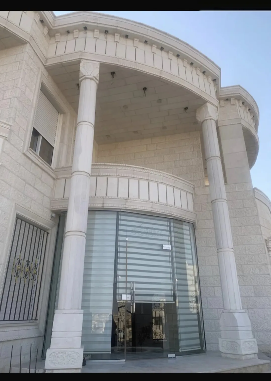 فيلا حديثة فاخرة للبيع في أبو علندا – إطلالة بانورامية ومساحات واسعة