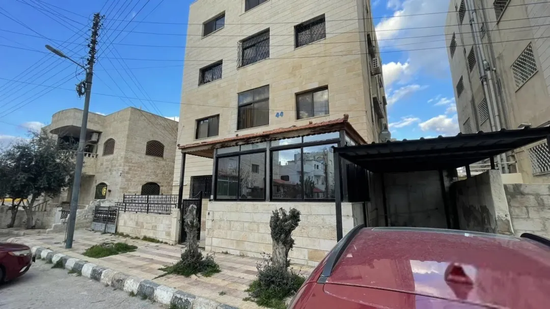 شقة العمر في ماركا الجنوبية – نادي السباق بجانب مسجد الراشدين، شقة أرضية طابقية بمواصفات استثنائية